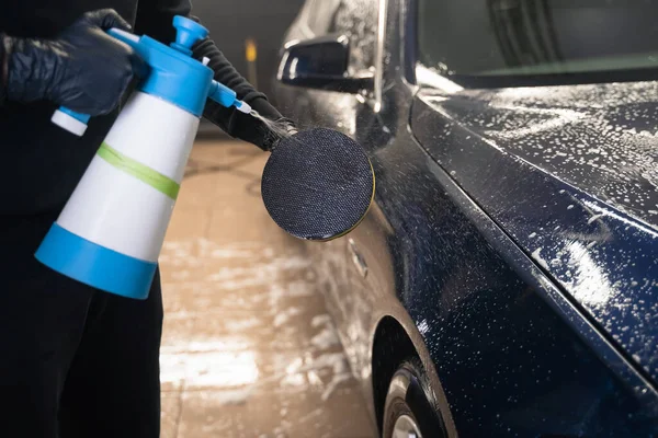 Detailní Mistr Navlhčuje Mycí Houbu Profesionální Auto Wash Koncept — Stock fotografie