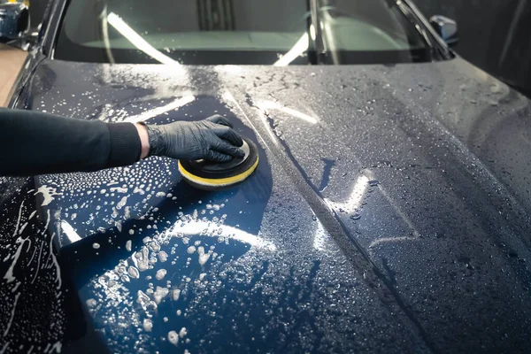 Homem Limpa Capô Carro Com Esponja Circular Preparando Auto Para — Fotografia de Stock