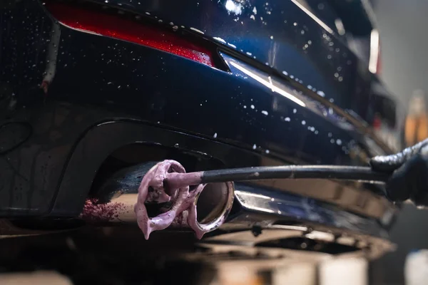 Detallando Trabajador Limpia Tubo Escape Del Coche Limpieza Silenciador Automático —  Fotos de Stock