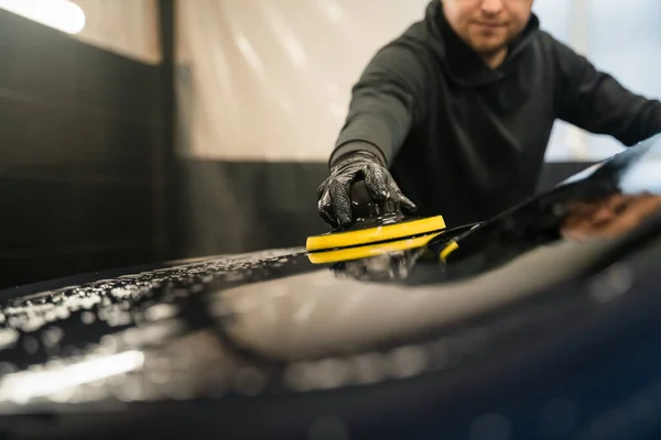 Mannen Rengör Bakrutan Bilen Med Cirkelsvamp Professionell Biltvättprocess — Stockfoto