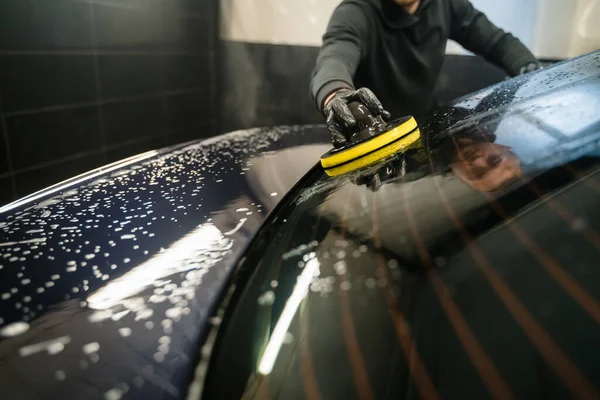 人は円のスポンジで車の後部窓をきれいにする 専門的な車の洗浄プロセス — ストック写真
