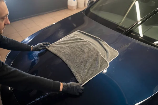 Biltvätt Arbetare Torkar Bilen Efter Tvätt Med Mikrofiber Handduk Professionell — Stockfoto