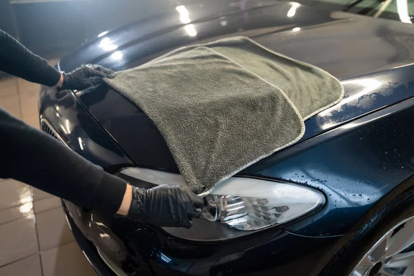 洗車労働者はマイクロファイバータオルで洗浄した後に車を拭く プロカーウォッシュ — ストック写真