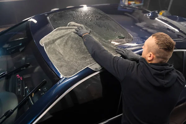 Biltvätt Arbetare Torkar Bilen Efter Tvätt Med Mikrofiber Handduk Professionell — Stockfoto
