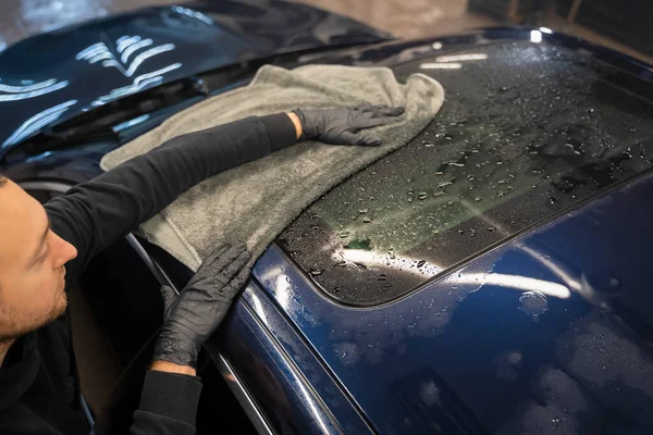 洗車労働者はマイクロファイバータオルで洗浄した後に車を拭く プロカーウォッシュ — ストック写真