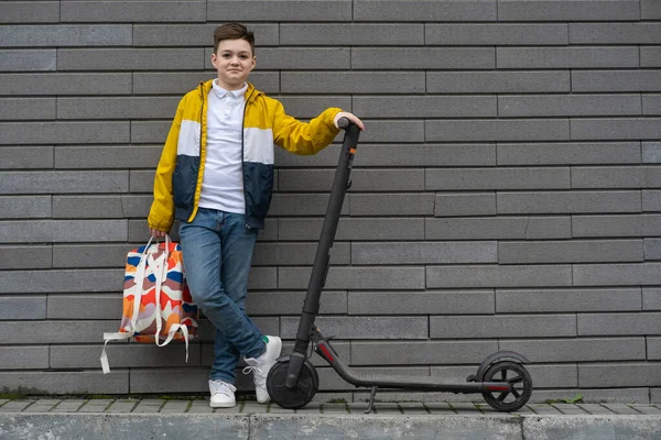 Adolescente Com Mochila Scooter Elétrico Fundo Parede Tijolo Conceito Moderno — Fotografia de Stock