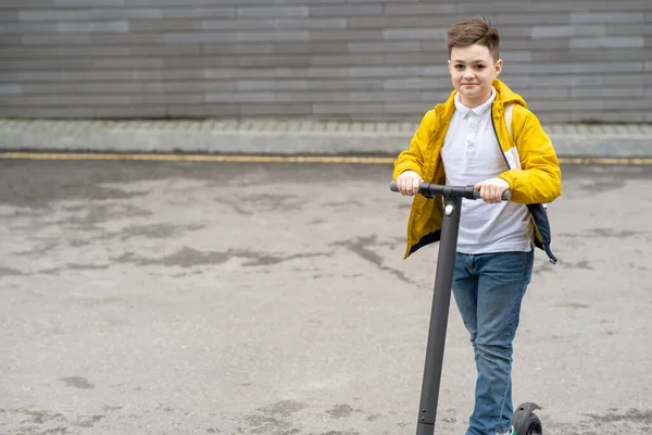 Adolescente Moderno Com Passeios Mochila Scooter Elétrico — Fotografia de Stock