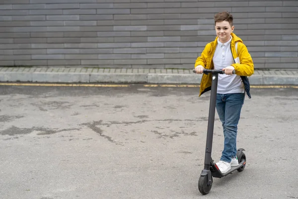 Adolescente Moderno Com Passeios Mochila Scooter Elétrico — Fotografia de Stock