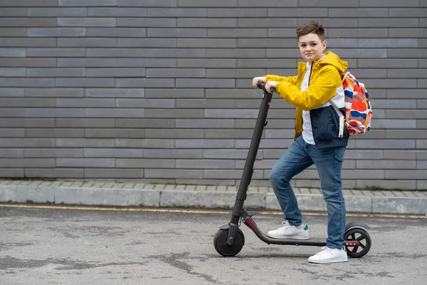 Adolescente Moderno Scooter Elétrico Conceito Transporte Ecológico — Fotografia de Stock