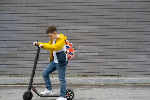 Adolescente Moderno Scooter Elétrico Conceito Transporte Ecológico — Fotografia de Stock