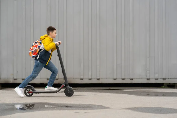 Adolescente Moderno Com Passeios Mochila Scooter Elétrico Rapaz Volta Escola — Fotografia de Stock