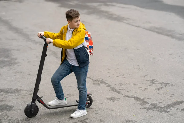 Moderner Teenager Auf Elektroroller Ökologisches Verkehrskonzept — Stockfoto