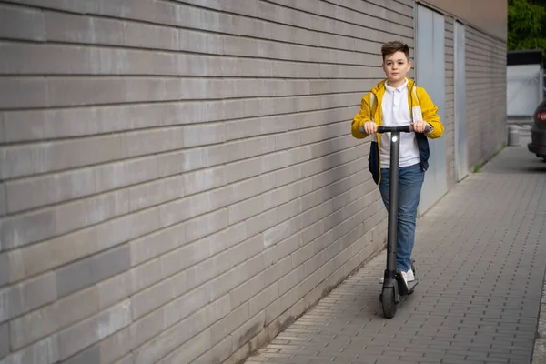 Schöner Teenager Fährt Auf Elektroroller Die Stadtstraße Hinunter — Stockfoto