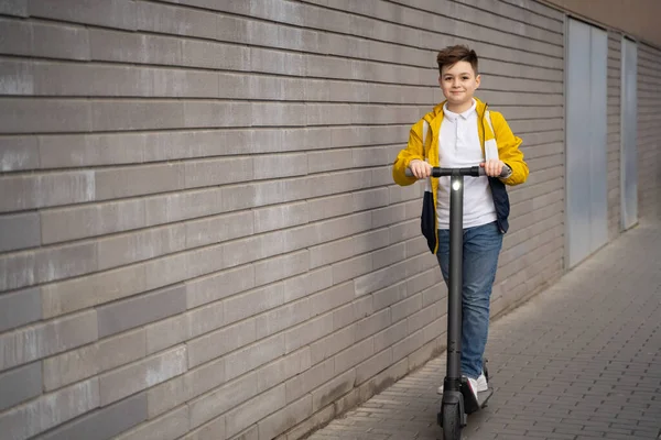 Bonito Adolescente Monta Scooter Elétrico Rua Cidade — Fotografia de Stock