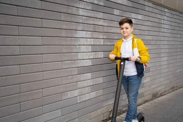 Adolescent Beau Promenades Scooter Électrique Dans Rue Ville — Photo