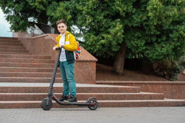 现代的青少年骑电动车 生态交通概念 — 图库照片