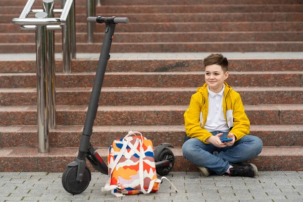 Moderner Teenager Sitzt Mit Handy Der Hand Auf Der Treppe — Stockfoto
