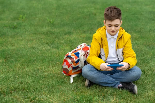 Colegial Sienta Césped Con Teléfono Inteligente Sus Manos Adolescente Moderno — Foto de Stock