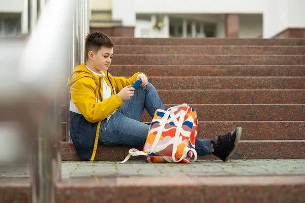 Öğrenci Çocuk Elinde Telefon Ile Merdivenlerde Oturuyor Cihazlara Bağımlı Modern — Stok fotoğraf