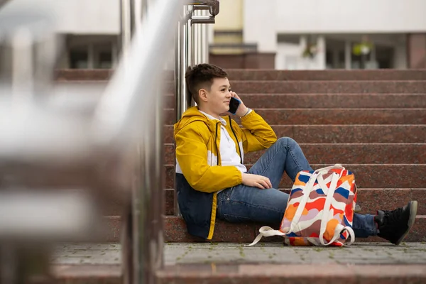 Estudante Falar Telefone Sentado Nas Escadas Adolescente Com Telefone Celular — Fotografia de Stock