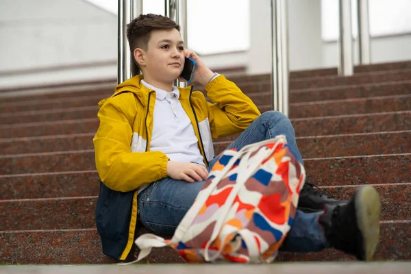 Школярка Розмовляє Телефону Сидячи Сходах Підліток Мобільним Телефоном — стокове фото