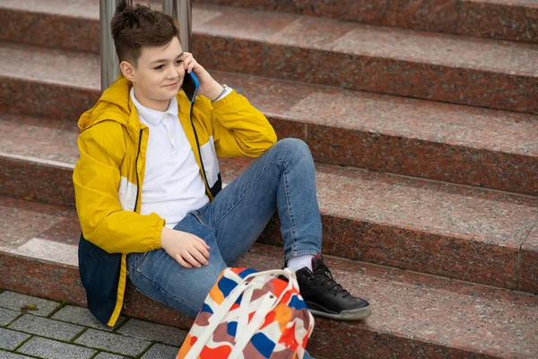 Estudante Falar Telefone Sentado Nas Escadas Adolescente Com Telefone Celular — Fotografia de Stock