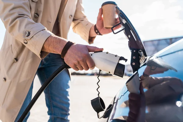 Homme Élégant Insère Fiche Chargeur Dans Prise Voiture Électrique Close — Photo