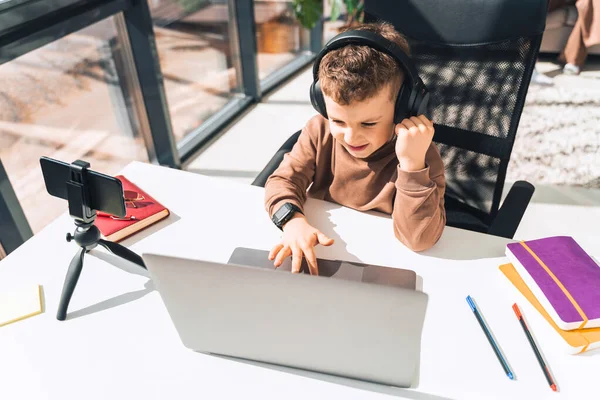 Niño Auriculares Sentado Ordenador Portátil — Foto de Stock