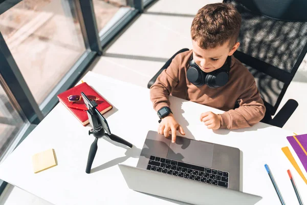 Boy Studying Online Laptop — Stock Photo, Image
