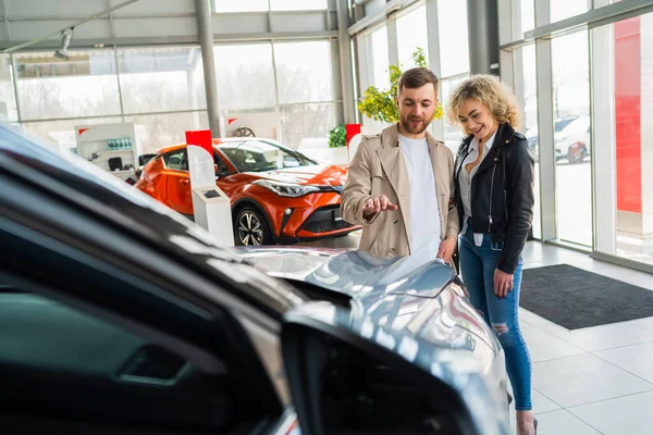 Belo Casal Concessionária Carro Escolhe Carro — Fotografia de Stock