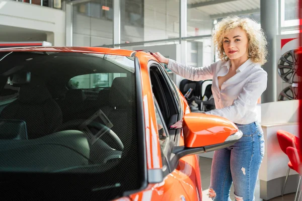 Curly Woman Looks Car Dealership — Stock fotografie