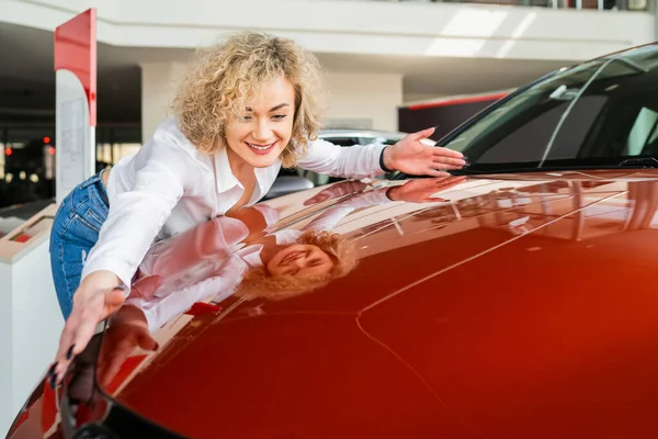 Mulher Bonita Abraçando Seu Carro Novo Concessionária — Fotografia de Stock