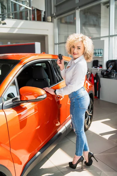 Retrato Mulher Bonita Com Chave Nas Mãos Perto Seu Carro — Fotografia de Stock