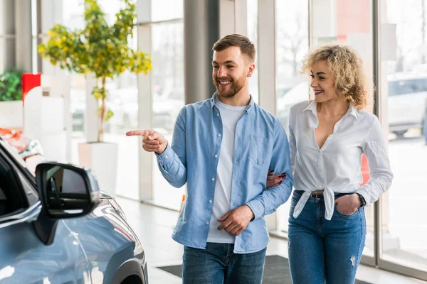 Jovem Casal Caminha Através Carro Concessionária Busca Novo Carro — Fotografia de Stock