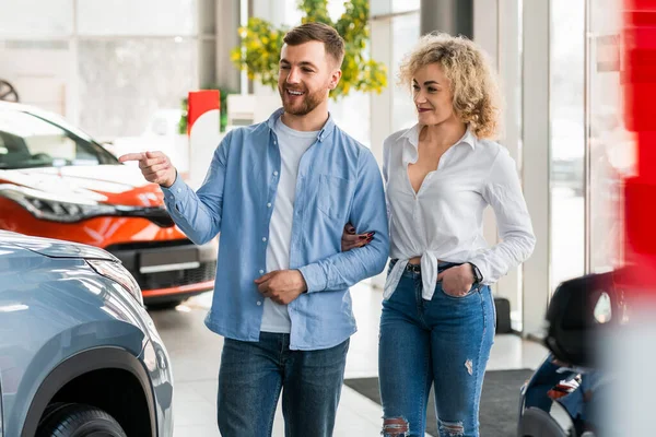 Jovem Casal Caminha Através Carro Concessionária Busca Novo Carro — Fotografia de Stock