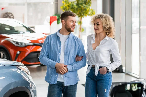 Jovem Casal Caminha Através Carro Concessionária Busca Novo Carro — Fotografia de Stock