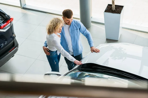 Homem Mulher Carro Concessionária Vista Superior Casal Escolhendo Seu Carro — Fotografia de Stock