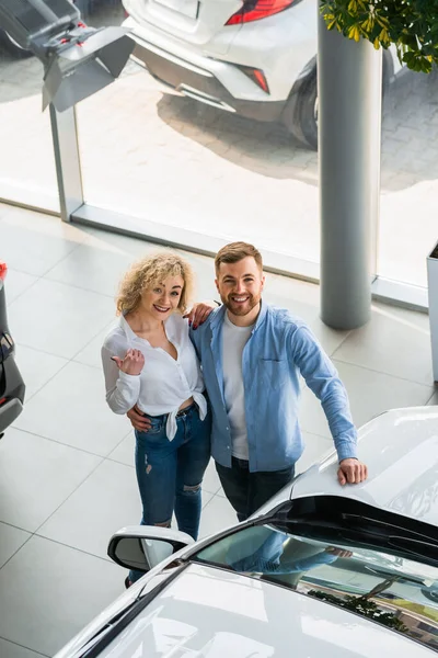 Casal Feliz Perto Seu Carro Novo Concessionária — Fotografia de Stock