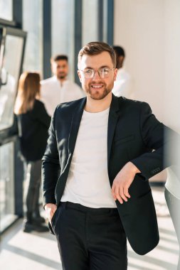 Yakışıklı şirket müdürünün portresi. 