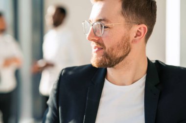 Erkek ofis çalışanının yakın plan portresi