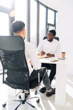 Sabah brifinginde iki çok ırklı ofis çalışanı