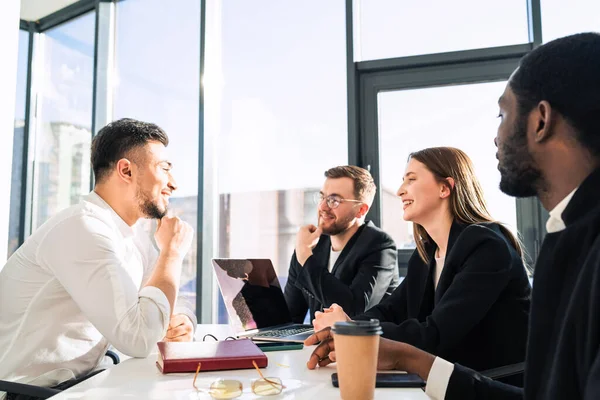 Equipo Oficina Escuchando Informe Colega — Foto de Stock