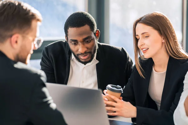 Trabajadores Oficina Multirraciales Detrás Una Computadora Portátil — Foto de Stock