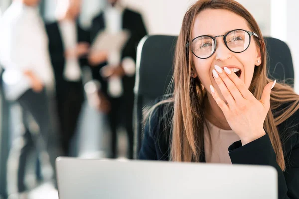 オフィスのノートパソコンで笑う女性オフィスワーカー — ストック写真