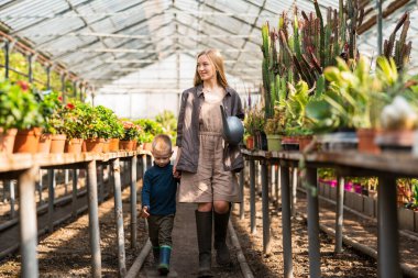 Annem serayı oğluna gösterir.