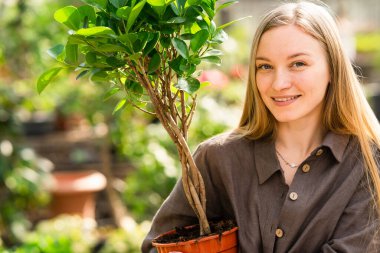 Güzel sera işçisinin yakın plan portresi.