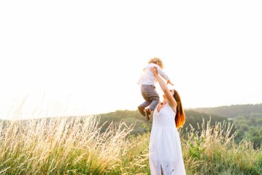 Güzel anne doğada yürürken oğlunu kustu.
