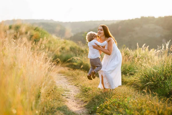 Glückliche Mutter Nimmt Ihren Sohn Beim Spazierengehen Der Natur Den — Stockfoto