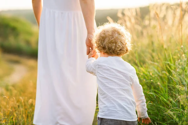 Mutter Führt Ihren Gelockten Sohn Bei Der Hand Während Auf — Stockfoto