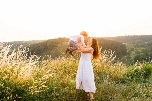Glückliche Mutter Wirft Ihren Sohn Beim Spaziergang Der Natur Bei — Stockfoto